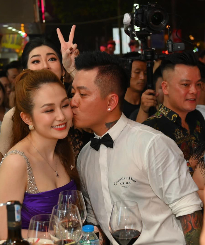 Khoảnh khắc tình tứ của Tuấn Hưng và bà xã xinh đẹp