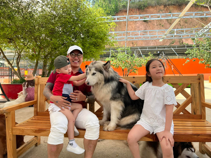 Hai nhóc tỳ nhà nam ca sĩ thừa hưởng nhiều nét đẹp từ bố mẹ