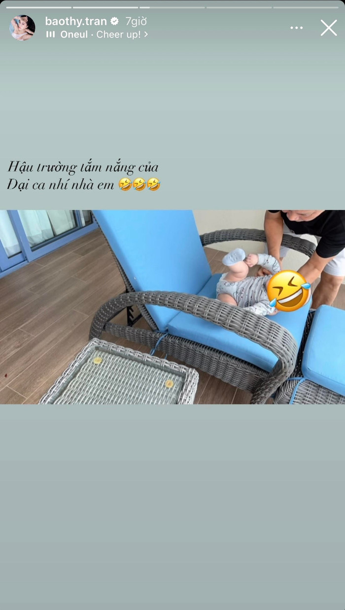 Cô không ngần ngại chia sẻ cảnh hậu trường đáng yêu của cha và quý tử