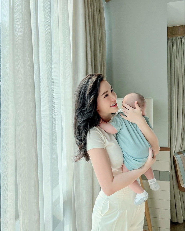 Những tấm ảnh về con mình luôn được người đẹp che mặt, giữ kín