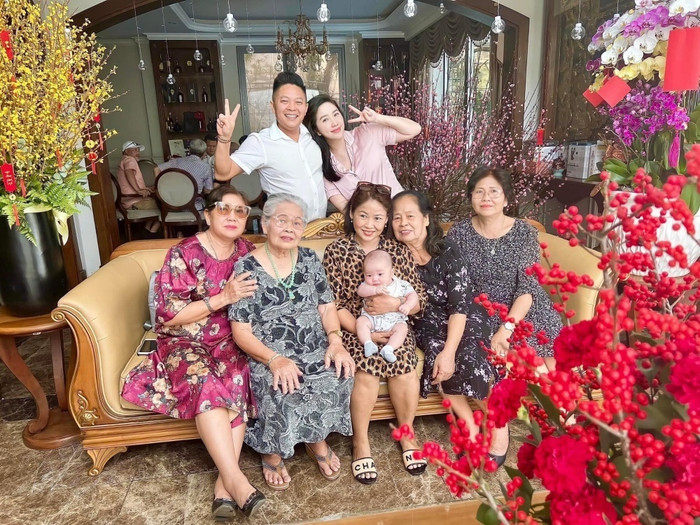 Bảo Thy sống hạnh phúc cùng chồng và các thành viên trong đại gia đình