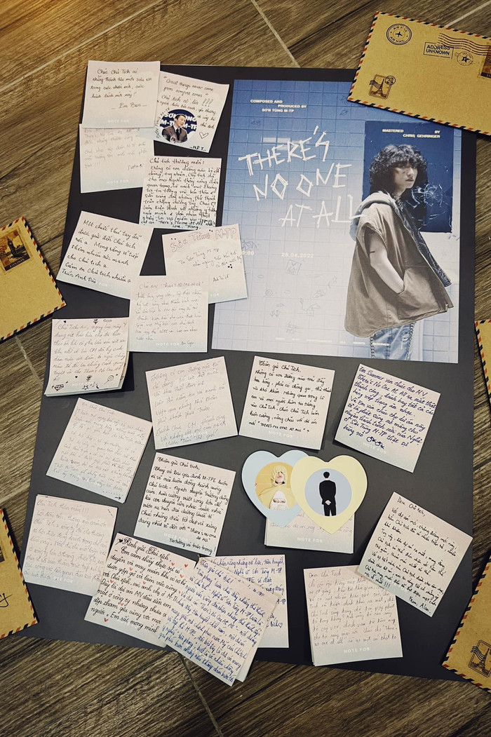 Tấm ảnh những lá thư tay do nhân viên công ty MTP viết tay chúc mừng Sơn Tùng comeback 