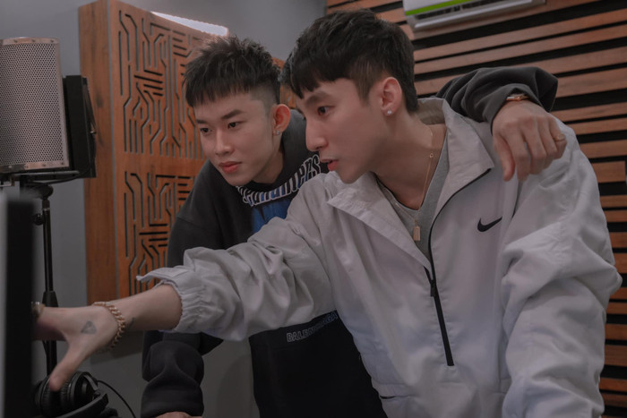 Nhưng Hải Tú và Kay Trần đều im lặng đều bất ngờ 