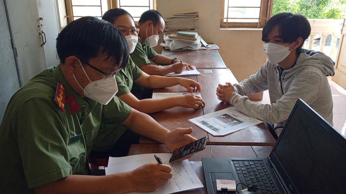 B. làm việc với Cơ quan Công an