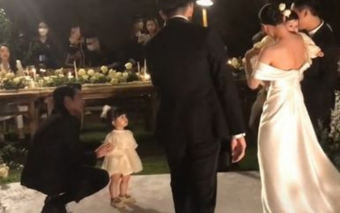 Ái nữ Winnie nhà Đông Nhi tại đám cưới: Thu hút dàn camera vây kín dù chỉ đứng yên nhún nhảy một chỗ Ảnh 2