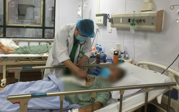 Mổ cấp cứu cụ ông 71 tuổi nuốt viên thuốc còn nguyên vỏ nhựa sắc cạnh Ảnh 2