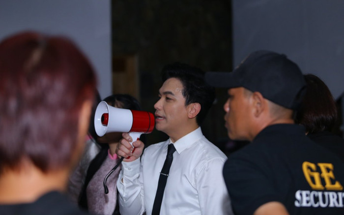 Bất chấp sự cố, Mạnh Quỳnh mướt mồ hôi hát tặng khán giả bằng... loa trong đêm nhạc tưởng nhớ Phi Nhung Ảnh 2