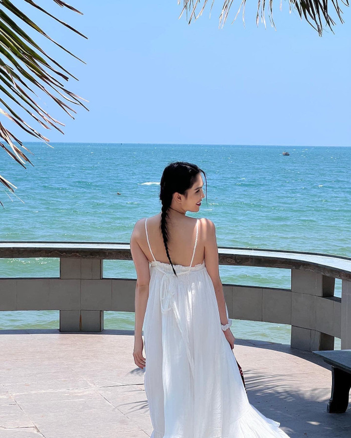 Mặc 'bão' dư luận, Ngọc Trinh vi vu du lịch khoe nhan sắc trong veo khiến dân tình 'u mê' Ảnh 7