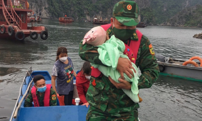Cháu bé đưa được vào bờ, đến Bệnh viện Đa Khoa khu vực Cẩm Phả để tiếp tục chữa trị. (Ảnh: VietNamNet)