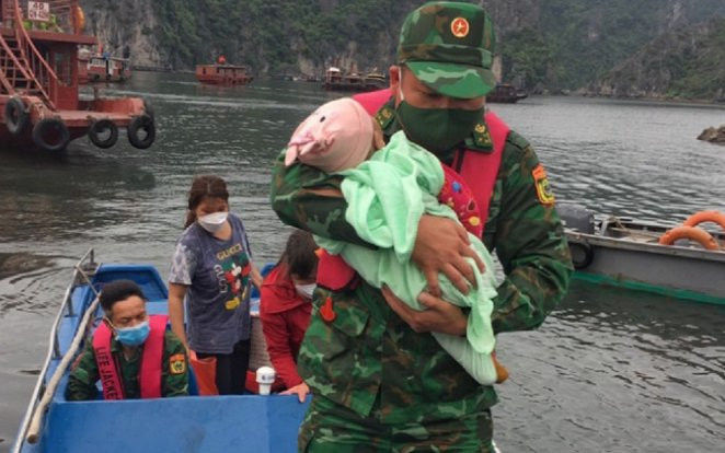 Bé gái sống sót kỳ diệu sau gần 1 tiếng rơi xuống biển Ảnh 2