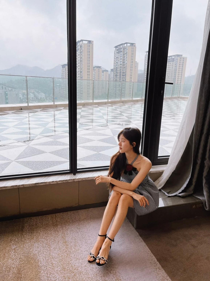 Góc nghiêng chết người cùng đôi chân thon quyến rũ của nữ diễn viên.