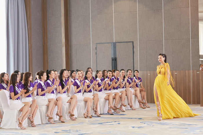 Vũ Thu Phương catwalk sương sương vài vòng khiến thí sinh lác mắt: Đẹp đủng đỉnh mà không hề 'trôi' Ảnh 7