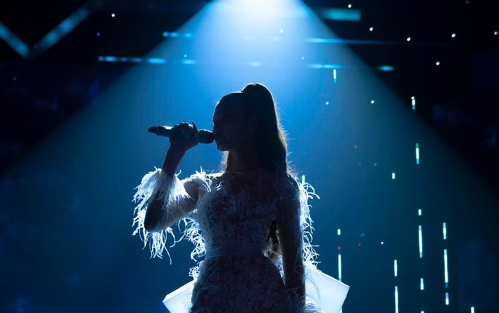 Một Á hậu bất ngờ cầm mic hát hò, sẽ là thảm họa hay tài năng mới? Ảnh 2