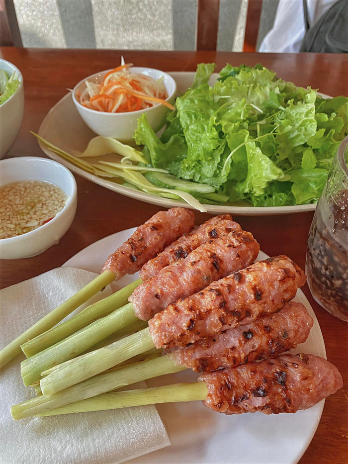 Những cây nem lụi đầy đặn ở quán Hạnh. Hình ảnh: Thanh Vân.