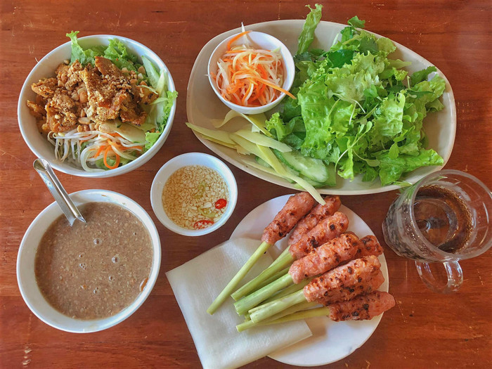 Quán Hạnh nổi tiếng với món nem lụi và bánh khoái. Hình ảnh: Thanh Vân.