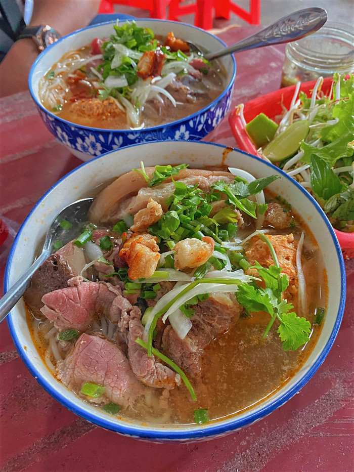 Tô bún bò Huế siêu chất lượng. Hình ảnh: Thanh Vân.