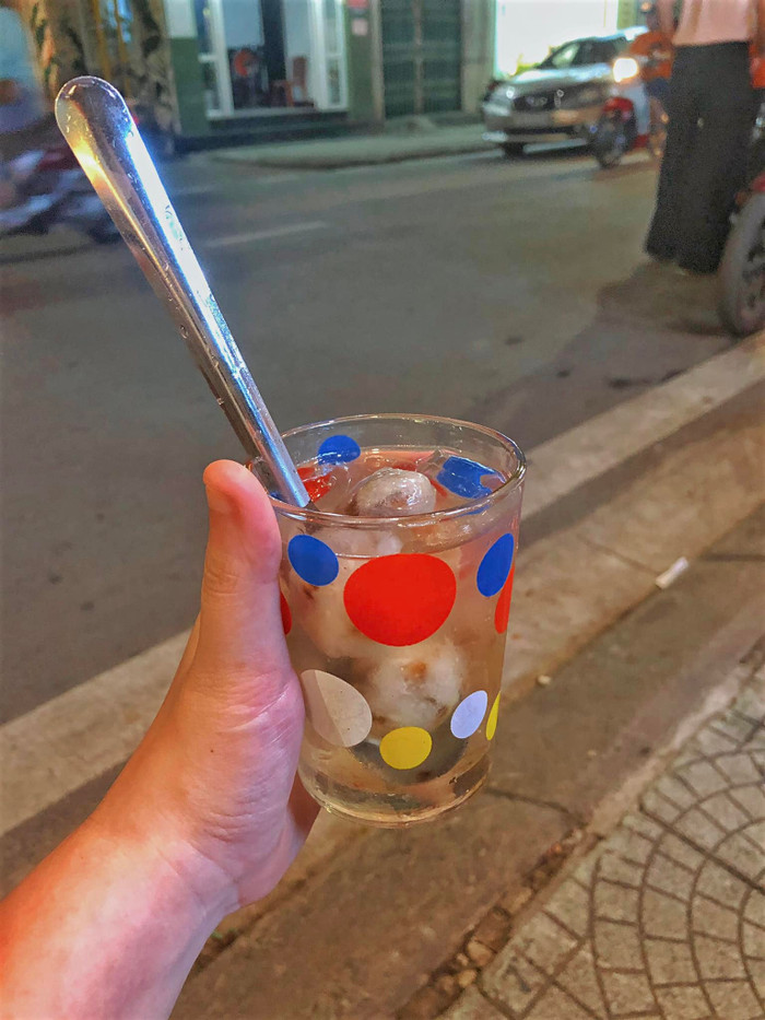 Món chè bột lọc heo quay nổi tiếng của xứ Huế. Hình ảnh: Thanh Vân.