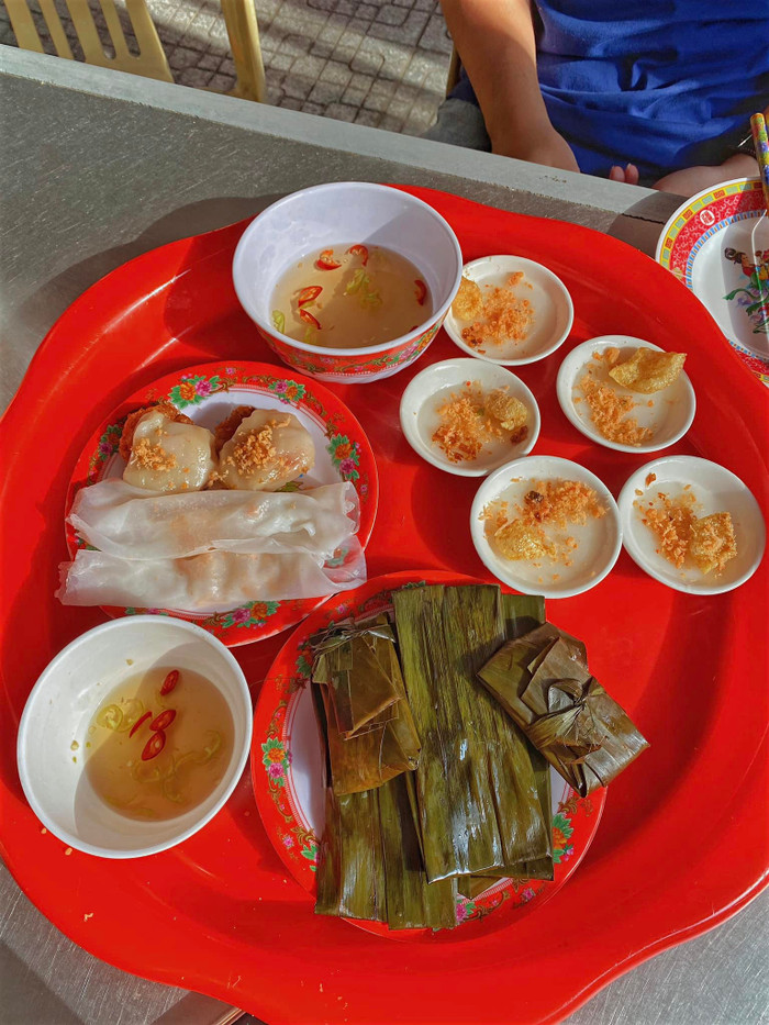 Mâm bánh vô cùng hấp dẫn. Ảnh: Thanh Vân.