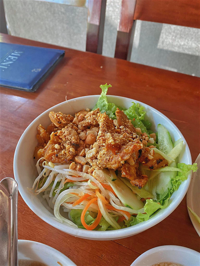 Bún thịt nướng ở đây cũng ngon không kém. Ảnh: Thanh Vân.