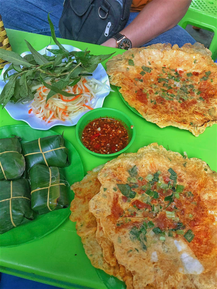 Bánh ép Huế - Món ăn quen thuộc với người dân địa phương. Hình ảnh: Thanh Vân.