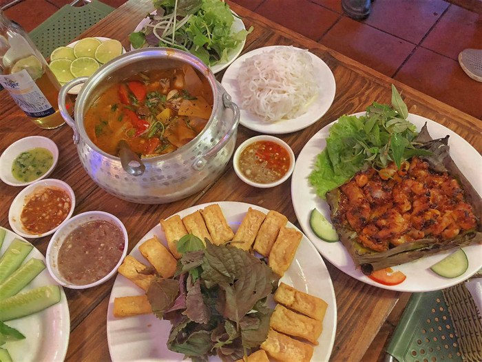 Bàn ăn vô cùng bắt mắt mà giá cả vô cùng hợp lý. Ảnh: Thanh Vân.