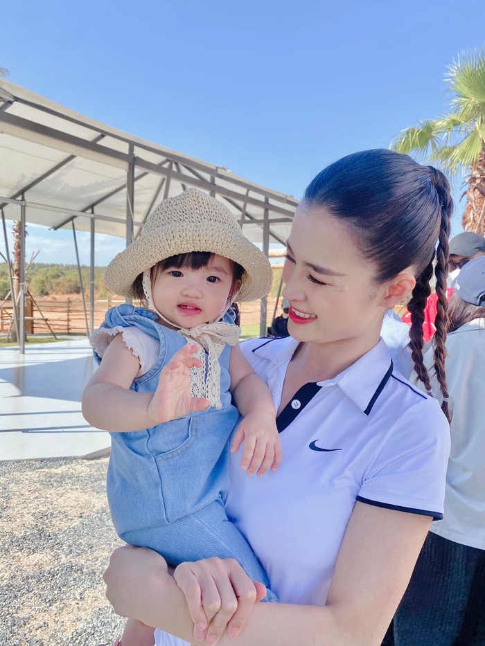 Nữ ca sĩ thường xuyên khoe hình ảnh con gái bé bỏng trên trang cá nhân.
