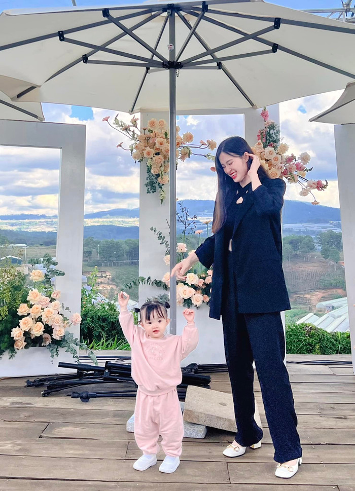 Mẹ bỉm đưa con gái nhỏ đi Đà Lạt chơi khi đi diễn.