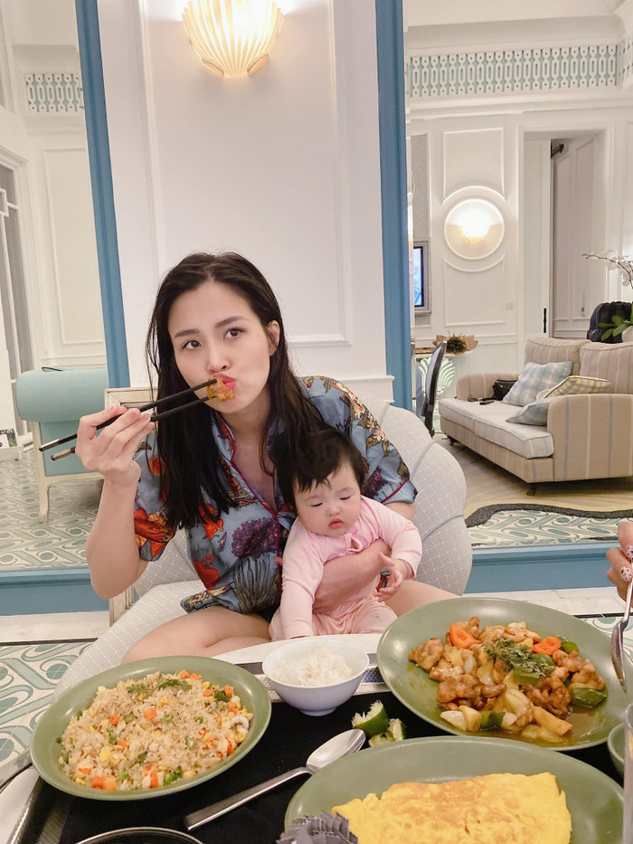 Đông Nhi tất bật chăm con khi đang ăn.