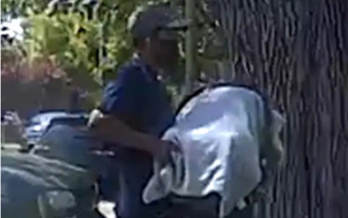 Người đàn ông bê một vật phủ chăn màu trắng đi khắp phố, sự thật phía sau gây hốt hoảng Ảnh 2