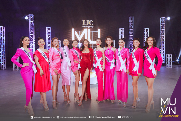 10 thí sinh cao điểm nhất của phần thi 'Walk Your Way' xướng tên Phương Thảo (vị trí thứ 2 từ bên trái sang)