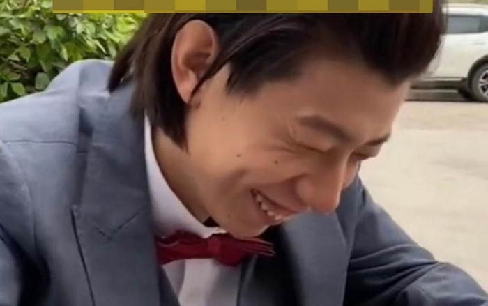 Chú rể không được vào đám cưới của chính mình, lẳng lặng ngồi ngoài xem qua điện thoại vì lý do 'khó đỡ' Ảnh 2