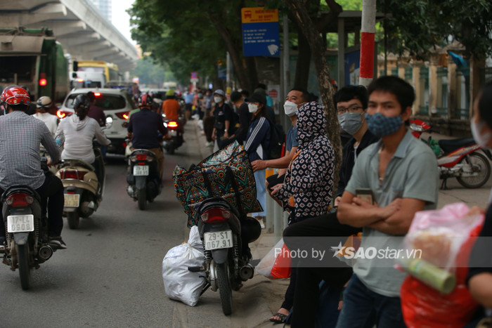 Biển người đổ về quê nghỉ lễ 30/4-1/5, mọi ngả đường đều chật cứng: 'Chờ cả năm mới đến dịp này' Ảnh 3