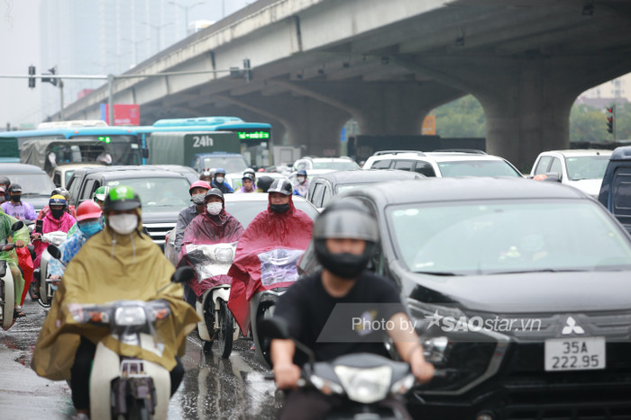 Biển người đổ về quê nghỉ lễ 30/4-1/5, mọi ngả đường đều chật cứng: 'Chờ cả năm mới đến dịp này' Ảnh 14