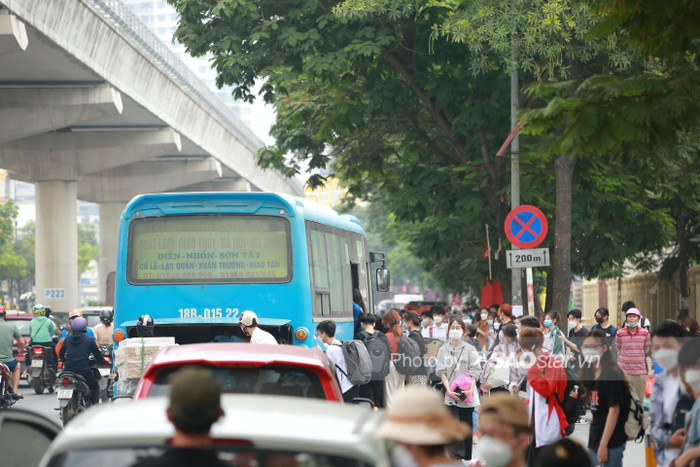 Biển người đổ về quê nghỉ lễ 30/4-1/5, mọi ngả đường đều chật cứng: 'Chờ cả năm mới đến dịp này' Ảnh 17