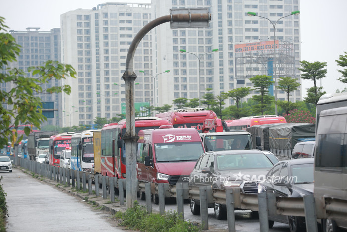 Biển người đổ về quê nghỉ lễ 30/4-1/5, mọi ngả đường đều chật cứng: 'Chờ cả năm mới đến dịp này' Ảnh 10