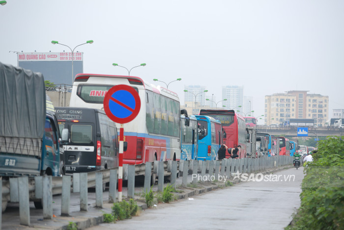 Biển người đổ về quê nghỉ lễ 30/4-1/5, mọi ngả đường đều chật cứng: 'Chờ cả năm mới đến dịp này' Ảnh 11