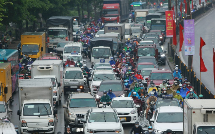 Biển người đổ về quê nghỉ lễ 30/4-1/5, mọi ngả đường đều chật cứng: 'Chờ cả năm mới đến dịp này' Ảnh 2