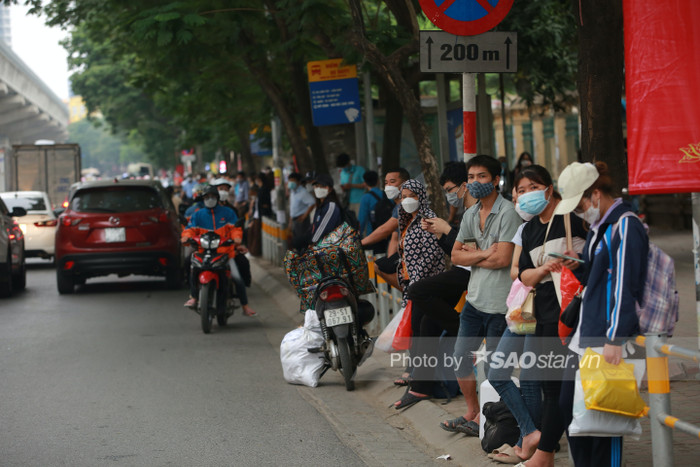 Biển người đổ về quê nghỉ lễ 30/4-1/5, mọi ngả đường đều chật cứng: 'Chờ cả năm mới đến dịp này' Ảnh 1