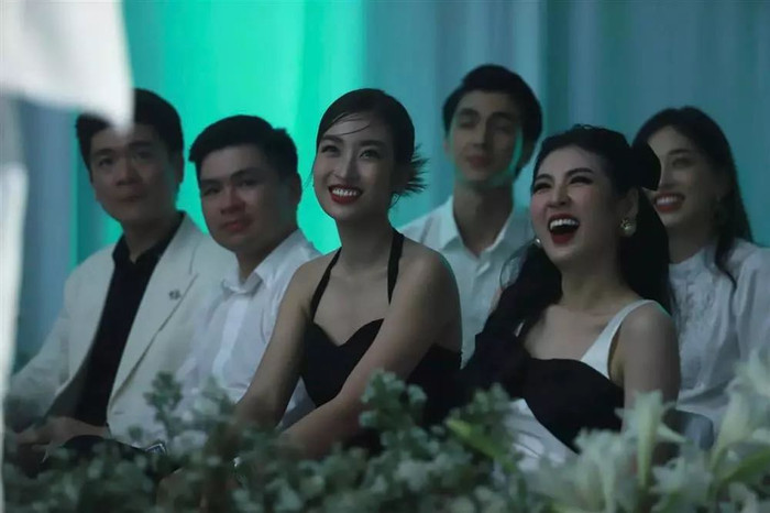 Dân tình đang háo hức chờ ngày người đẹp thông báo tin vui.