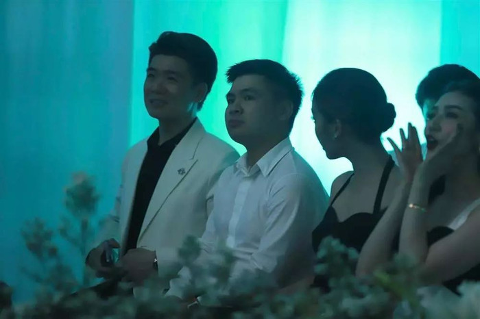 Cả hai không ngại thể hiện tình cảm, thoải mái trò chuyện qua lại với nhau giữa chốn đông người.&nbsp;