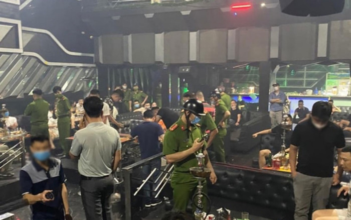Bất ngờ đột kích quán bar, cảnh sát đưa 19 'dân chơi' về trụ sở Ảnh 2