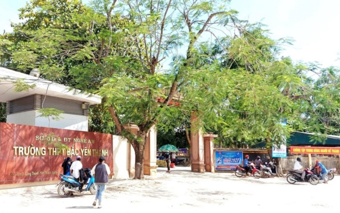 Đình chỉ công tác thầy giáo tát học sinh lớp 10 thủng màng nhĩ vì dùng điện thoại Ảnh 2