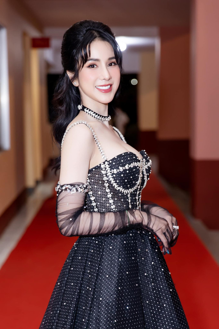 Đang đi làm mà bị bắt ra nhảy, vũ đạo và thần thái của Diệp Lâm Anh ra sao mà dân tình lại mê tít? Ảnh 10