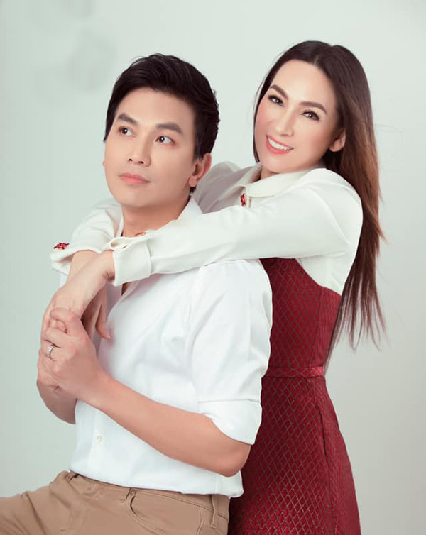 Chi tiết Mạnh Quỳnh khiến fan bồi hồi tại đêm nhạc tưởng nhớ Phi Nhung.