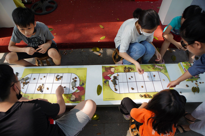 Các bạn nhỏ được trải nghiệm với những trò chơi tuổi thơ