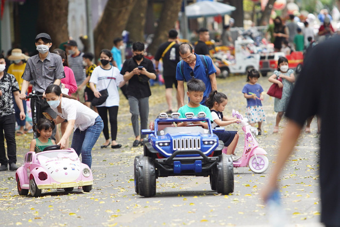 Trẻ em được các phụ huynh đưa đến phố đi bộ đi chơi trong dịp lễ này