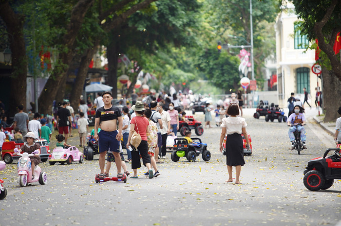 Dù thời tiết khá nắng nóng, tuy nhiên, du khách kéo về nơi đây mỗi lúc một đông