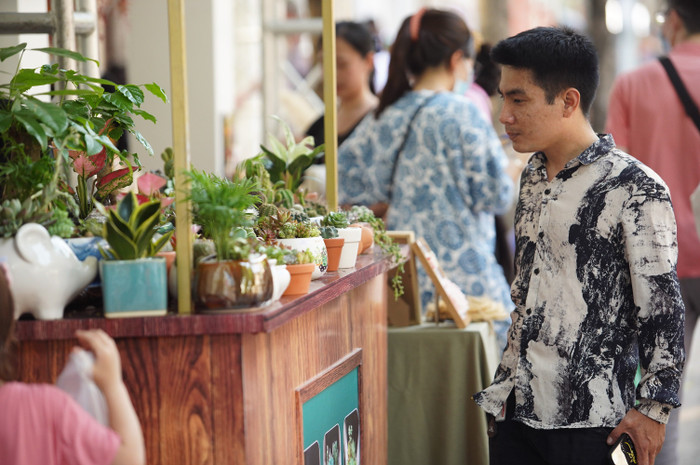 Người dân Hà Nội đổ về phố đi bộ Hồ Gươm vui chơi dịp lễ 30/4 Ảnh 11