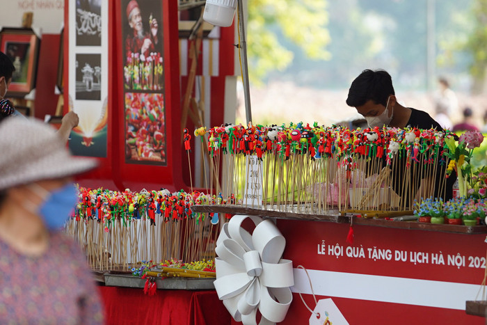 Dọc vỉa hè hồ Gươm là 100 gian hàng quà tặng của nghệ nhân các làng nghề, các đơn vị, doanh nghiệp sản xuất, kinh doanh sản phẩm quà tặng lưu niệm, các doanh nghiệp du lịch. 