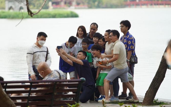 Người dân Hà Nội đổ về phố đi bộ Hồ Gươm vui chơi dịp lễ 30/4 Ảnh 2